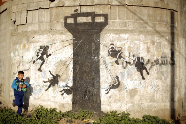 Strefa Gazy. Mural przedstawiający karuzelę na izraelskiej wieży strażniczej został prawdopodobnie wykonany przez Banksy'ego.